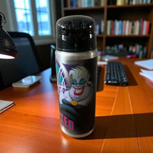 Cargar imagen en el visor de la galería, Villanas Disney Botella de aluminio Ursula, Malefica y Reina Malvada Termo para Bebidas Frescas Tapa con Apertura Push Up y Popote