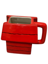 Cargar imagen en el visor de la galería, Snoopy Taza 3D Esculpida en Cerámica con Tapa, Diseño Casa Peanuts, Capacidad 591 ml