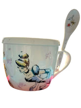 Cargar imagen en el visor de la galería, Princesas Disney Taza de Porcelana con Tapa, Cuchara y Caja de Regalo 580 ml Cenicienta, Raspunzel y Bella Tarro