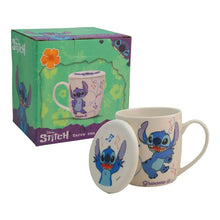Cargar imagen en el visor de la galería, Stitch Taza de Cerámica con Tapa, Diseño Stitch Groove It, Lilo & Stitch, Colección Disney Clásicos, Capacidad 385 ml con Caja de Regalo