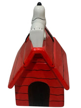 Cargar imagen en el visor de la galería, Snoopy Taza 3D Esculpida en Cerámica con Tapa, Diseño Casa Peanuts, Capacidad 591 ml