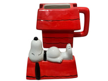 Cargar imagen en el visor de la galería, Snoopy Taza 3D Esculpida en Cerámica con Tapa, Diseño Casa Peanuts, Capacidad 591 ml
