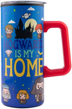 Cargar imagen en el visor de la galería, Harry Potter Termo Doble Pared Con Asa, Colección Warner Bros, Diseño Escudo Hogwarts Estilo Chibi “Hogwarts is My Home”, Termo con Tapa Transparente, Capacidad 550 mililitros