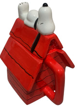 Cargar imagen en el visor de la galería, Snoopy Taza 3D Esculpida en Cerámica con Tapa, Diseño Casa Peanuts, Capacidad 591 ml