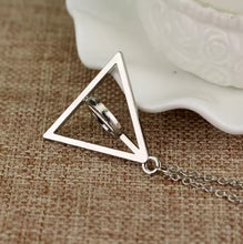 Cargar imagen en el visor de la galería, Collar Reliquias de la muerte Giratorio