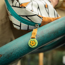 Cargar imagen en el visor de la galería, Scooby Doo Lapicera Luminiscente Estuchera Momia Brilla en la obscuridad