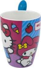 Cargar imagen en el visor de la galería, Juego De 2 Tazas Hello Kitty & Amigos De Porcelana Con Cuchara, Colección Sanrio, Hello Kitty & Friends, My Melody Kuromi Keroppi Badtz-Maru Pochacco Pompompurin Tazas para Bebidas Calientes, Color Azul y Rosa, Capacidad 310 ml con Caja de Regalo