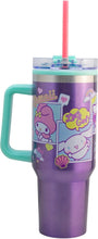 Cargar imagen en el visor de la galería, Hello Kitty & Friends Termo Alto Doble Pared Con Asa Y Popote Kuromi, My Melodí, Pompompurin, Cinamonroll Capacidad 1. 2 L