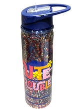Cargar imagen en el visor de la galería, Stitch Botella de Plástico Doble Pared con Diamantina “Cute Trouble” Tapa con Asa y Popote Plegable Capacidad 500 ml