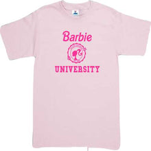 Cargar imagen en el visor de la galería, Playera Barbie University Dama/Caballero/Infantil