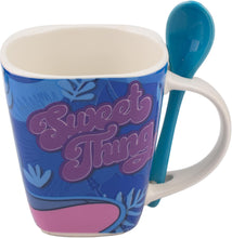 Cargar imagen en el visor de la galería, Stitch Taza Cuadrada Cerámica Con Cuchara Colección Disney Clásicos, “Sweet Thing” Tarro para Bebidas Calientes Café o Té Capacidad 440 Ml
