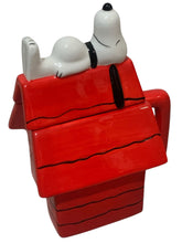 Cargar imagen en el visor de la galería, Snoopy Taza 3D Esculpida en Cerámica con Tapa, Diseño Casa Peanuts, Capacidad 591 ml