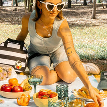 Cargar imagen en el visor de la galería, Lonchera Escolar Snoopy Lentes De Sol