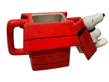 Cargar imagen en el visor de la galería, Snoopy Taza 3D Esculpida en Cerámica con Tapa, Diseño Casa Peanuts, Capacidad 591 ml