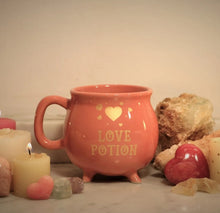 Cargar imagen en el visor de la galería, Taza Caldero Bruja Rosa Poción De Amor Love Potion Toloache Tarro Ceramica capacidad 410 ml
