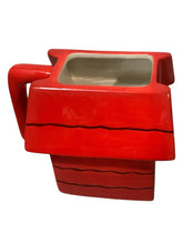 Cargar imagen en el visor de la galería, Snoopy Taza 3D Esculpida en Cerámica con Tapa, Diseño Casa Peanuts, Capacidad 591 ml