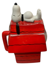Cargar imagen en el visor de la galería, Snoopy Taza 3D Esculpida en Cerámica con Tapa, Diseño Casa Peanuts, Capacidad 591 ml