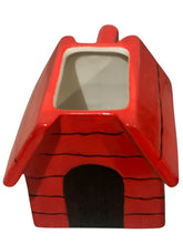 Cargar imagen en el visor de la galería, Snoopy Taza 3D Esculpida en Cerámica con Tapa, Diseño Casa Peanuts, Capacidad 591 ml