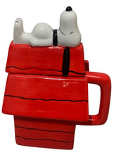 Cargar imagen en el visor de la galería, Snoopy Taza 3D Esculpida en Cerámica con Tapa, Diseño Casa Peanuts, Capacidad 591 ml