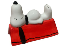 Cargar imagen en el visor de la galería, Snoopy Taza 3D Esculpida en Cerámica con Tapa, Diseño Casa Peanuts, Capacidad 591 ml