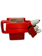 Cargar imagen en el visor de la galería, Snoopy Taza 3D Esculpida en Cerámica con Tapa, Diseño Casa Peanuts, Capacidad 591 ml