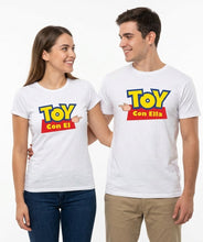 Cargar imagen en el visor de la galería, Set 2 Playeras Toy Story Pareja Toy Con Ella / El Novios