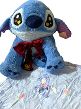 Cargar imagen en el visor de la galería, Stitch Peluche Con Frazada Moño