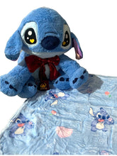 Cargar imagen en el visor de la galería, Stitch Peluche Con Frazada Moño