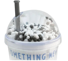 Cargar imagen en el visor de la galería, Snoopy Vaso De Plástico Doble Pared Con Tapa Domo Y Popote Peanuts 75 Aniversario con Bolitas de Colores Capacidad 480 Ml