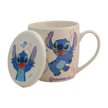 Cargar imagen en el visor de la galería, Stitch Taza de Cerámica con Tapa, Diseño Stitch Groove It, Lilo & Stitch, Colección Disney Clásicos, Capacidad 385 ml con Caja de Regalo