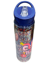 Cargar imagen en el visor de la galería, Stitch Botella de Plástico Doble Pared con Diamantina “Cute Trouble” Tapa con Asa y Popote Plegable Capacidad 500 ml