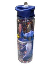 Cargar imagen en el visor de la galería, Stitch Botella de Plástico Doble Pared con Diamantina “Cute Trouble” Tapa con Asa y Popote Plegable Capacidad 500 ml