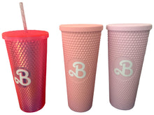 Cargar imagen en el visor de la galería, Vaso Barbie Texturizado Tachuelas con popote termico capacidd 24 onzas