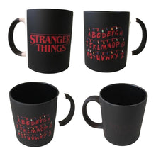 Cargar imagen en el visor de la galería, Taza Magica Stranger Things Fondo Negro Abecedario Run