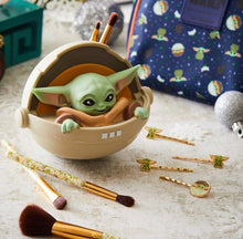 Cargar imagen en el visor de la galería, Baby Yoda Set de Brochas Loungefly