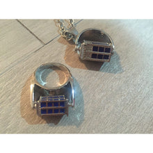 Cargar imagen en el visor de la galería, Collar Tardis Giratorio / Anillo Doctor Who