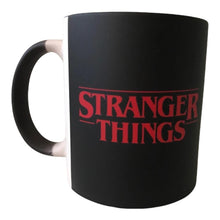 Cargar imagen en el visor de la galería, Taza Magica Stranger Things Fondo Negro Abecedario Run