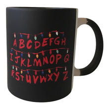 Cargar imagen en el visor de la galería, Taza Magica Stranger Things Fondo Negro Abecedario Run