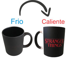 Cargar imagen en el visor de la galería, Taza Magica Stranger Things Fondo Negro Abecedario Run
