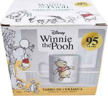 Cargar imagen en el visor de la galería, Winnie Pooh Taza edicion 95 aniversario Ceramica 480 ml con caja de regalo