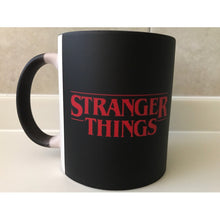 Cargar imagen en el visor de la galería, Taza Magica Stranger Things Fondo Negro Abecedario Run