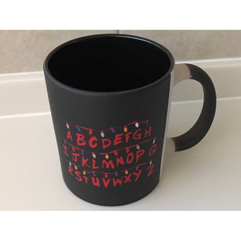 Taza Magica Stranger Things Fondo Negro Abecedario Run