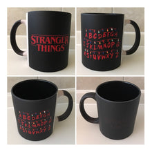 Cargar imagen en el visor de la galería, Taza Magica Stranger Things Fondo Negro Abecedario Run
