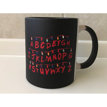 Cargar imagen en el visor de la galería, Taza Magica Stranger Things Fondo Negro Abecedario Run