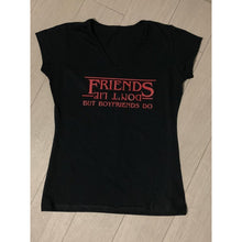 Cargar imagen en el visor de la galería, Playera Stranger Things Friends Dont Lie Boyfriends Do Rojo