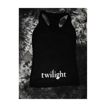 Cargar imagen en el visor de la galería, Blusa / Playera Twilight Escudo Cullen Reflejante