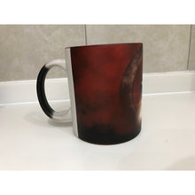 Cargar imagen en el visor de la galería, Capitan America Taza Mágica Fondo Rojo