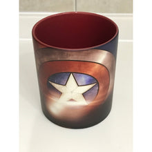 Cargar imagen en el visor de la galería, Capitan America Taza Mágica Fondo Rojo
