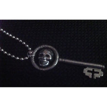 Cargar imagen en el visor de la galería, Once Upon A Time Collar Regina Evil Queen Llave Calavera