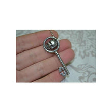 Cargar imagen en el visor de la galería, Once Upon A Time Collar Regina Evil Queen Llave Calavera